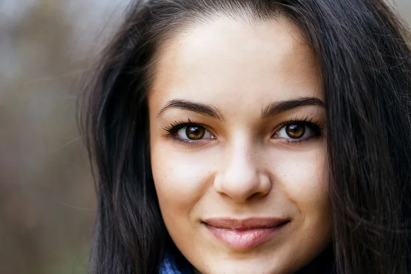 Vrouw staand blauwe sjaal — Stockfoto