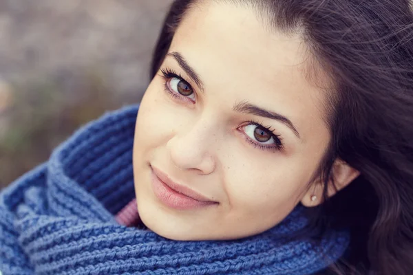 Vrouw staand blauwe sjaal — Stockfoto