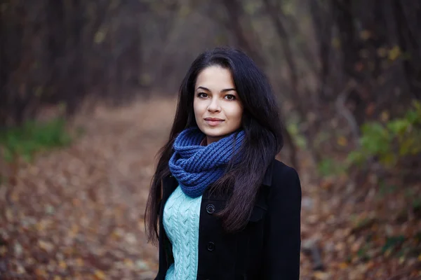 Vrouw staand blauwe sjaal — Stockfoto