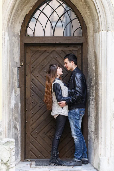 Wooden door retro couple hugging — Stock Photo, Image