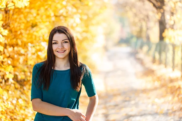 Kvinna porträtt sun park — Stockfoto