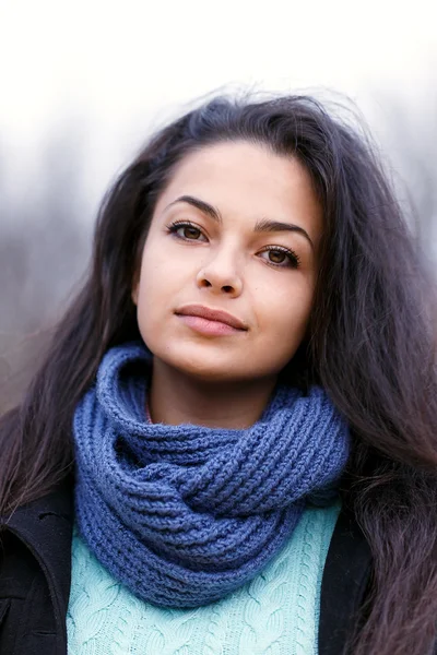 Жіночий портрет синій шарф — стокове фото