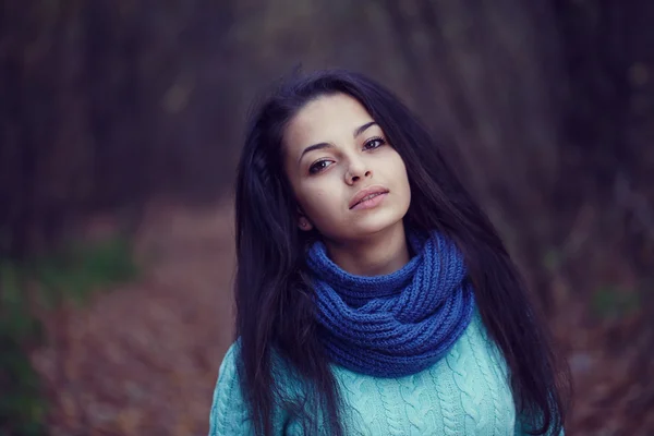 Vrouw staand blauwe sjaal — Stockfoto