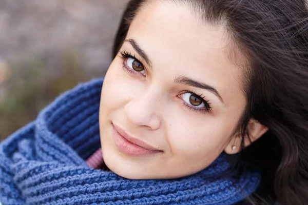 Жіночий портрет синій шарф — стокове фото