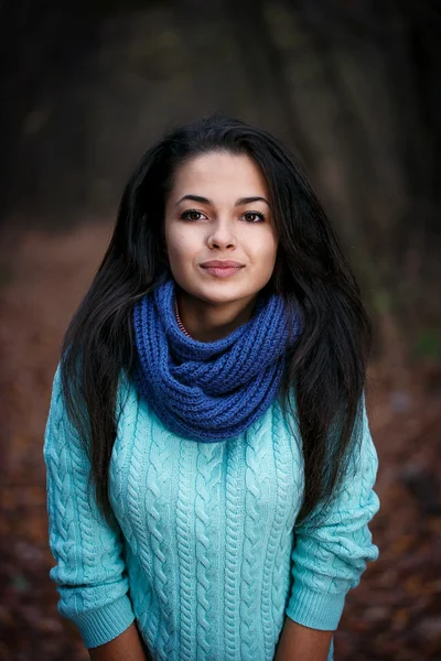 Vrouw staand blauwe sjaal — Stockfoto