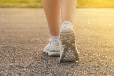 kadın bacakları spor ayakkabı