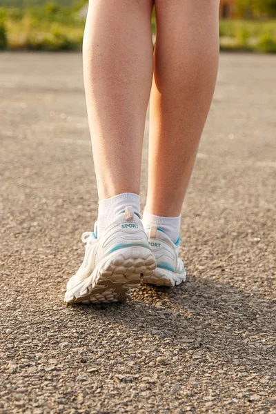 Kadın bacakları spor ayakkabı — Stok fotoğraf
