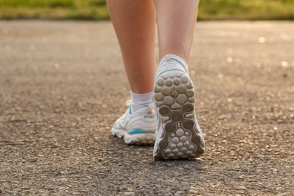 Kadın bacakları spor ayakkabı — Stok fotoğraf
