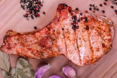 Sığır eti biftek baharat bir ahşap tepsi ile