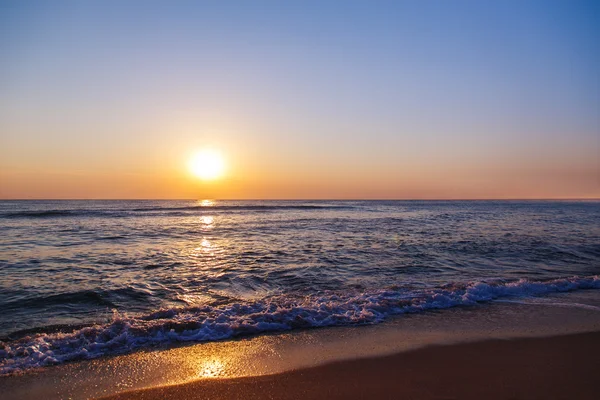 沙滩上的沙子海上天空太阳日落 — 图库照片