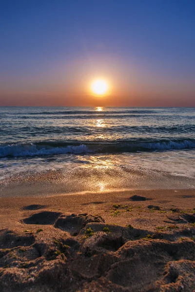 沙滩上的沙子海上天空太阳日落 — 图库照片