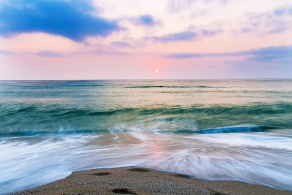 沙滩上的沙子海上天空太阳日落 — 图库照片