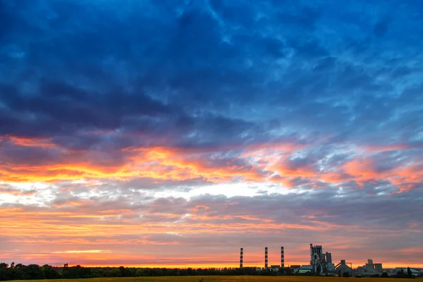 Wolken hemel pijp fabriek — Stockfoto
