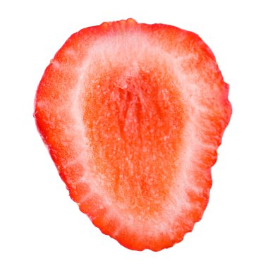 Çilek dilimi beyaza izole edilmiş.