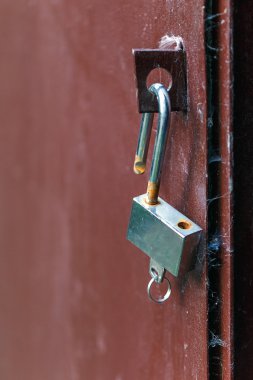 asma kilit anahtarı açık