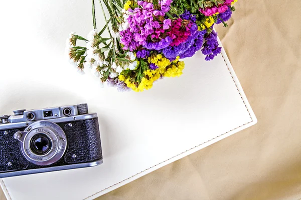 Retro camera bloemen — Stockfoto