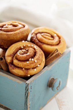 Kahvaltı için tarçınlı çörek