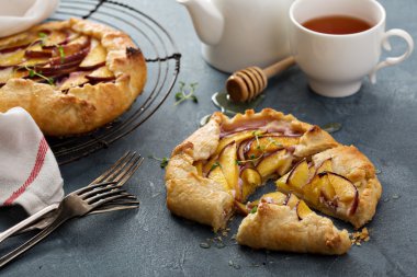 Yoğurt ve nektarin Galette'ye