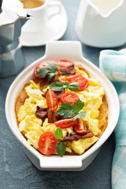 Yumurta ve peynir soslu fırında patates