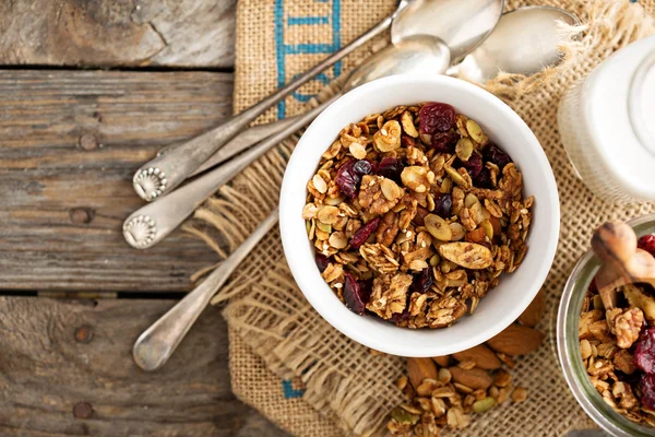 Granola casera con leche para el desayuno — Foto de Stock