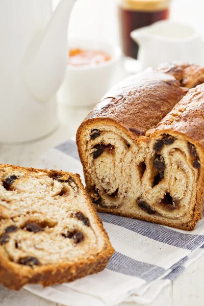 Kaneel rozijnenbrood voor het ontbijt — Stockfoto