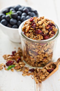 bir cam kavanoz içinde ev yapımı granola