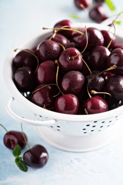 Bir kevgir içinde taze Olgun tatlı kiraz