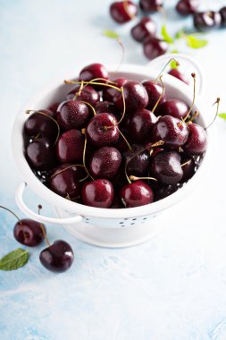 Bir kevgir içinde taze Olgun tatlı kiraz