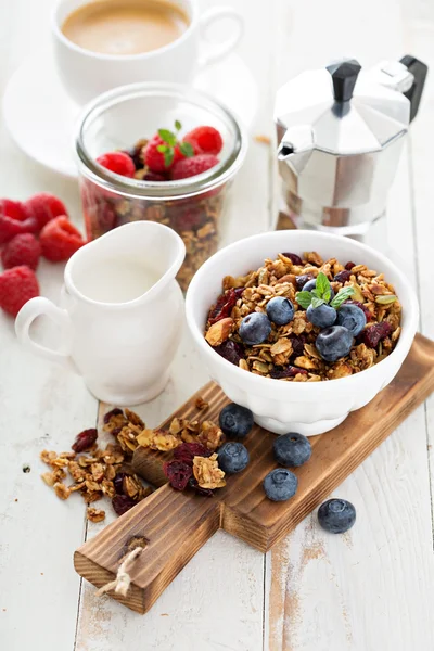 Домашня гранола з ягодами на сніданок — стокове фото