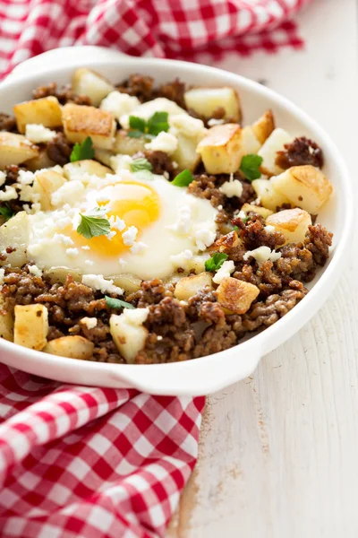 Hash de batata com salsicha e ovo frito — Fotografia de Stock