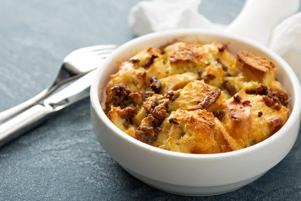 Frukost strata med ost och korv — Stockfoto