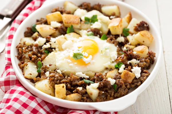 Hash de patata con salchicha y huevo frito — Foto de Stock