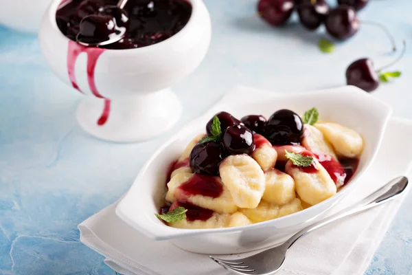 Cottage cheese gnocchi with cherry sauce — Stock Photo, Image
