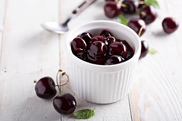 Salsa casera de cereza en ramekin blanco —  Fotos de Stock