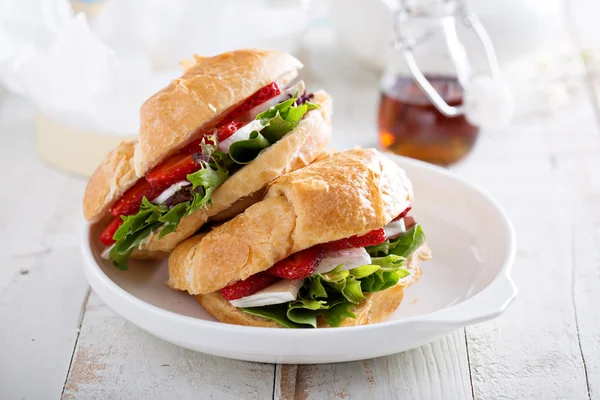 Croissant-Sandwich mit Brie, Salat und Erdbeere — Stockfoto