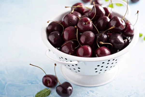 Cerezas dulces frescas maduras en un colador —  Fotos de Stock