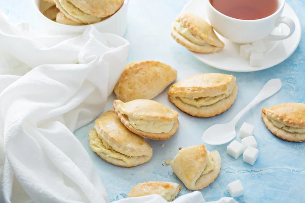 Pequenas tortas de mão com recheio de queijo cottage — Fotografia de Stock