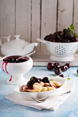 Süzme peynirli gnocchi vişne sos ile