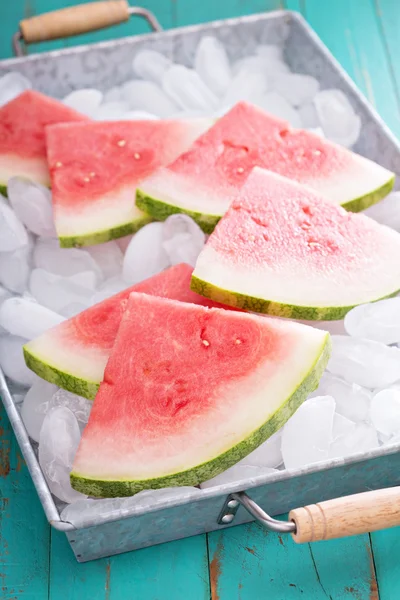 Wassermelonenscheiben auf Eis — Stockfoto