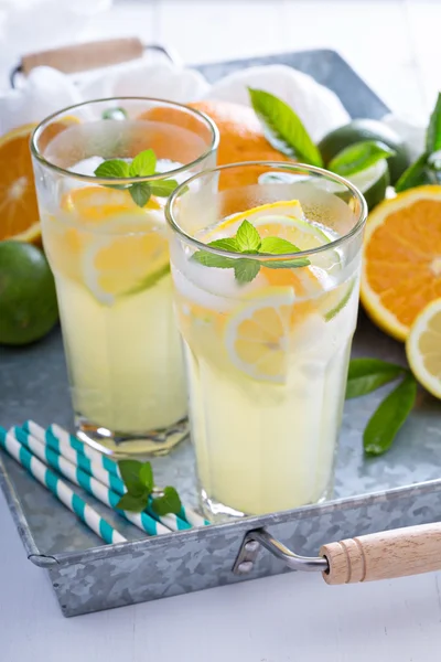 Citrus limonádé a magas pohár — Stock Fotó