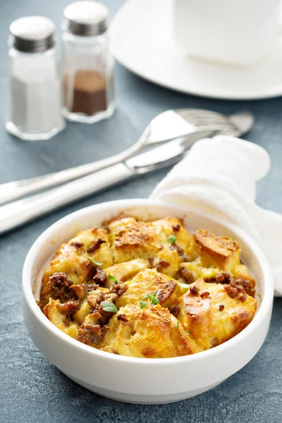 Estratos de desayuno con queso y salchicha —  Fotos de Stock