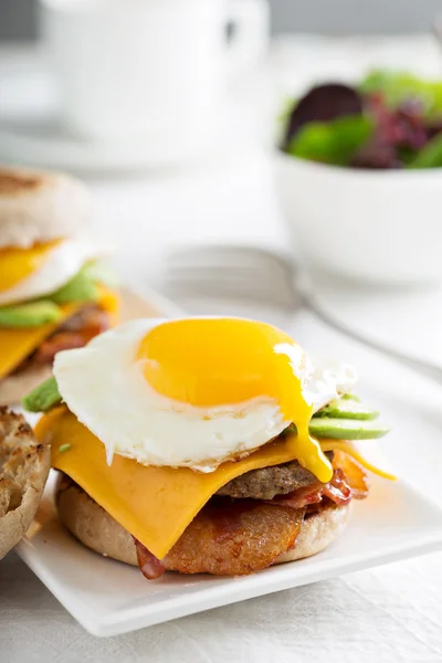 Desayuno hamburguesa con aguacate, queso y tocino — Foto de Stock