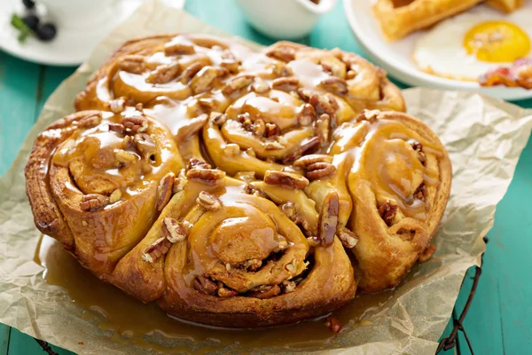 Sticky pecan buns on breakfast table — Stock Photo, Image