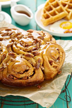 Kahvaltı Masası üzerinde yapışkan Cevizli Çörek