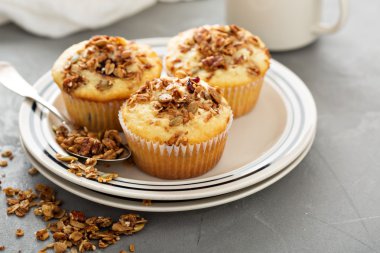Kahvaltıda ev yapımı granola muffins