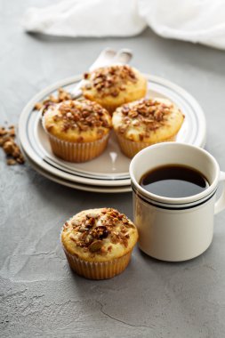 Kahvaltıda ev yapımı granola muffins