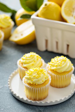 Parlak sarı buzlanma ile limon cupcakes
