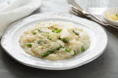 Kuşkonmaz limon risotto parmesan ile