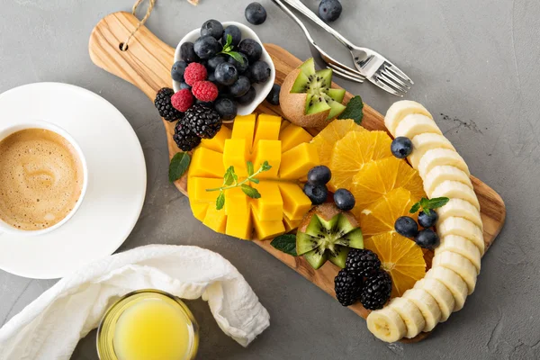 Obstteller mit Beeren, Mango und Kiwi — Stockfoto