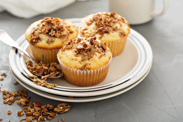 Kahvaltıda ev yapımı granola muffins — Stok fotoğraf